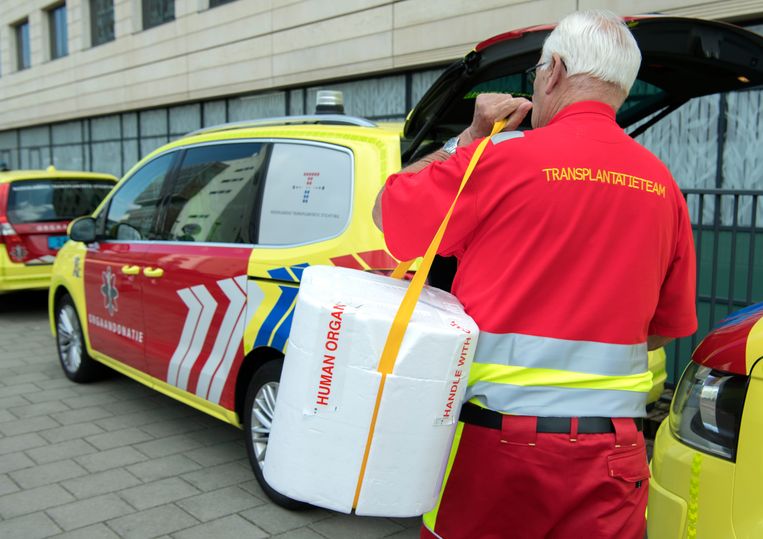 Een medewerker van het transplantatieteam in Nijmegen draagt een koelbox met een menselijk donororgaan naar de auto voor transport. Beeld Frank Muller / Hollandse Hoogte
