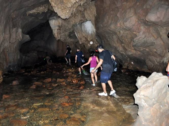 Gids verdrinkt in Thaise grot, twee Nederlandse vrouwen (19 en 23) gewond naar ziekenhuis 