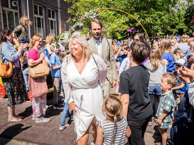 Juf Eva zegt (voor de tweede keer) ‘ja’ met de hele school als publiek: “Als zij niet naar onze trouw kunnen komen, brengen wij die naar hen”