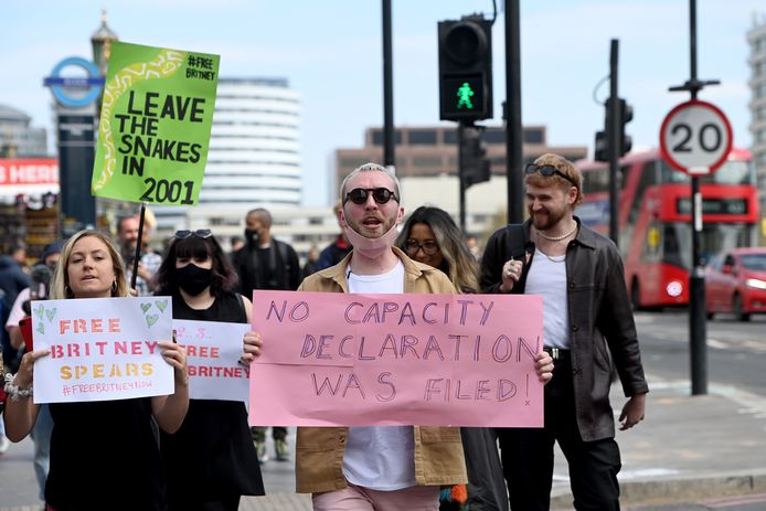 Fans van Britney Spears demonstreren in Londen. Zij vinden dat de vader van Spears' de controle over haar leven moet opgeven.