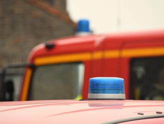 Brandweer helpt bestuurder evacueren, nadat BMW in de gracht glijdt