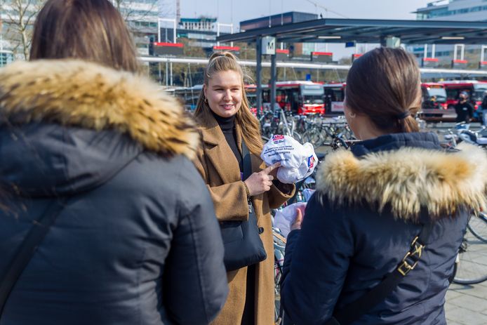 Een stagiaire van Dynamo Jeugdwerk deelt zadelhoesjes uit met daarop diverse quotes die hen bewust moeten maken van seksueel grensoverschrijdend gedrag
