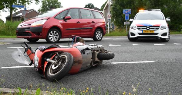 Snorfietser steekt weg over in Harmelen en raakt gewond door aanrijding.