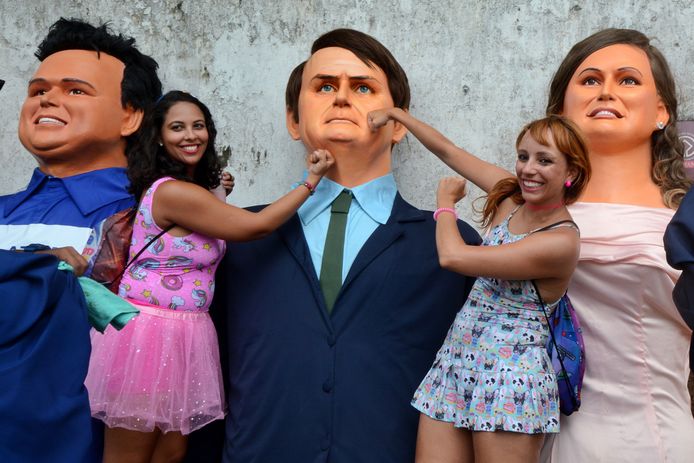 Een reuzepop van Jair Bolsonaro in de stad.