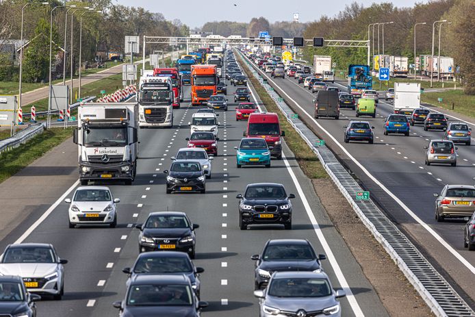 Het verkeer op de A28 richting Zwolle wordt omgeleid via Zwolle.