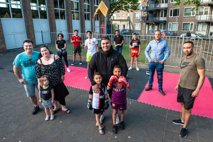 Redouane Hamim (28) runt op eigen initiatief en zonder middelen een kickboksschool in Korte Akkeren, samen met trainer Jaouad Erraji (41, rechts). Wendy Heij, Johan de Wit (linksachter) en Maurice Mattheus (rechtsachter) van Sociaal Korte Akkeren steunen Redouane, net als PvdA-raadslid Mohammed Mohandis (achtergrond).
