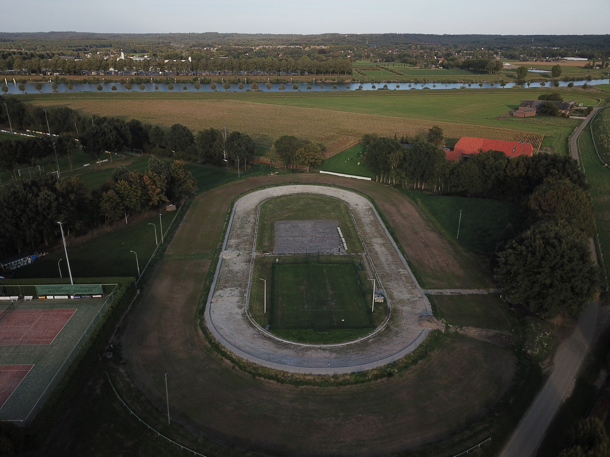 IJsrel In De Lente De Schaatsbaan Van Heumen Is Met Een Shovel 