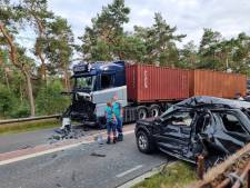 Ravage in Nunspeet nadat auto en vrachtwagen hard op elkaar klappen: één gewonde