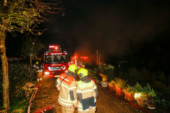 De brandweer is met meerdere voertuigen ter plaatse om de brand in Brandwijk te blussen.