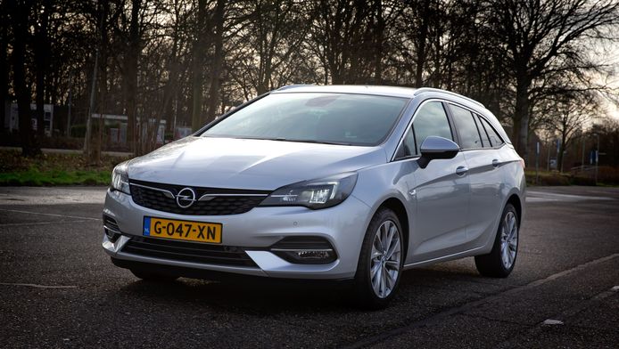 De Opel Astra heeft een nieuwe motor gekregen, maar loopt achter op het gebied van rijhulpen en veiligheid.