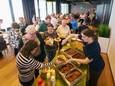 Bewoners van Loovelt krijgen een frietbuffet bij De Wellen, waar ze de komende drie jaar wonen.