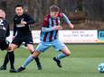 Thom Stunnenberg aan de bal in het duel met Otterlo. De speler van OVC'85 scoorde twee keer tegen Jonathan en bracht zijn voorlopige seizoentotaal op 13 treffers.