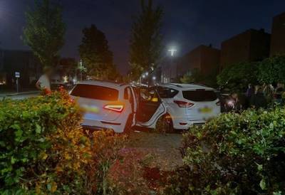 Automobilist ramt drie geparkeerde auto's in Rijen en slaat op de vlucht