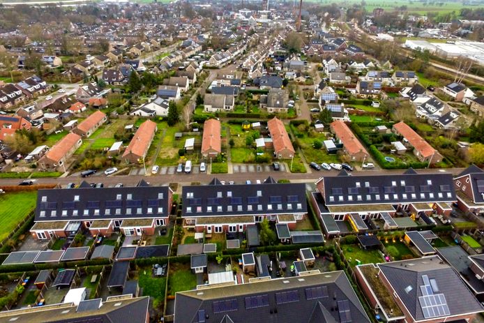 De twintig huizen met rode daken moeten plaatsmaken voor 23 nieuwbouwhuizen.