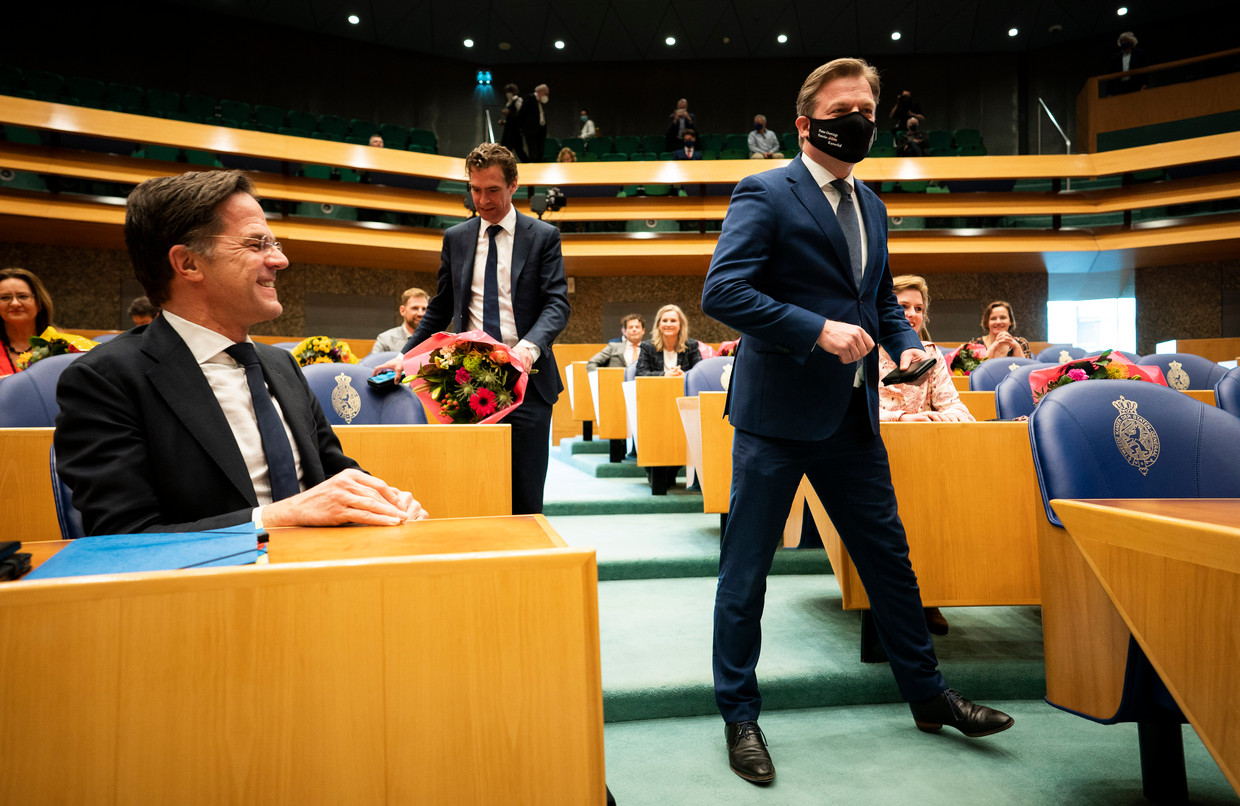 Mark Rutte (VVD) (l) en Pieter Omtzigt (r) voor aanvang van de beëdiging van de nieuwe Kamer.  Beeld Freek van den Bergh