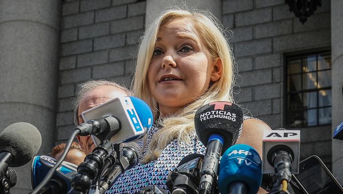 Virginia Giuffre tijdens een persconferentie.