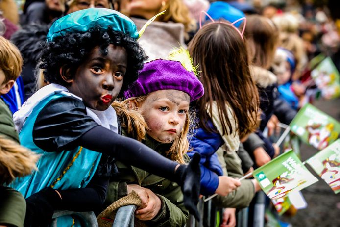 Veel kinderen waren verkleed als Zwarte Piet.