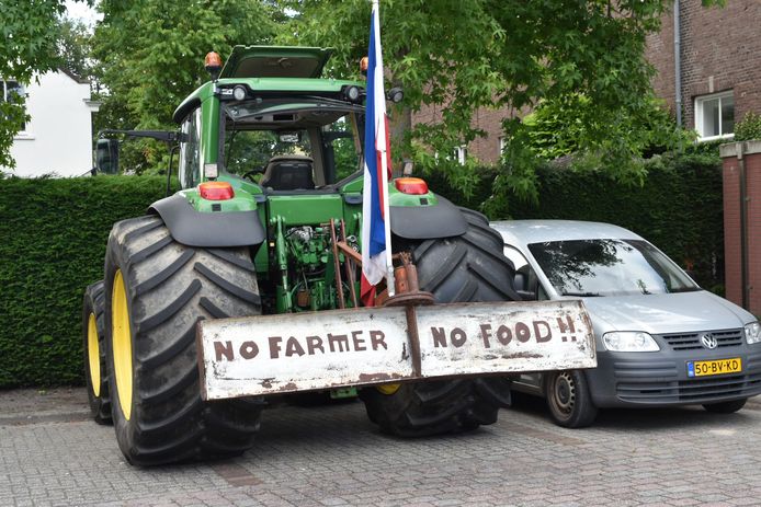 25 boeren hebben donderdagavond bij een raadsvergadering van de gemeente Maasdriel geprotesteerd tegen het stikstofbeleid van het kabinet. Een motie met kritiek op het beleid van de minister werd door de raad aangenomen.