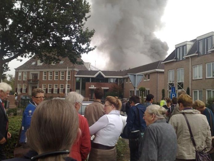 Grote brand bij gemeentehuis Opheusden, één gewonde Rivierenland