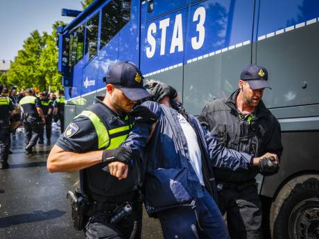 Alleen activist die agent beet bij aanhouding zit nog vast, overige 1586 arrestanten weer op vrije voeten