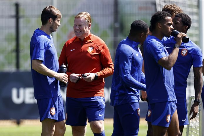 Ronald Koeman in conversazione con Martin de Roon.