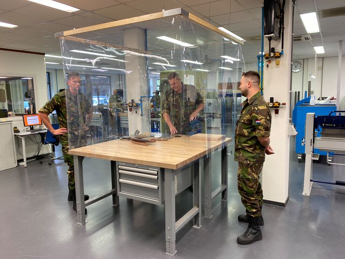 Militairen van de technische opleiding op de luchtmachtschool krijgen sinds deze week les achter plastic Zo kunnen ze toch van dichtbij zien wat hun instructeur doet.