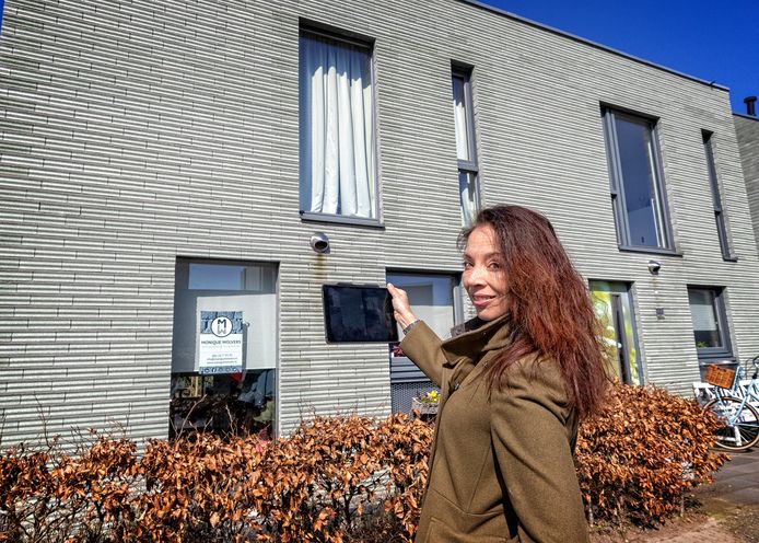 Monique Wolfers gebruikt de iPad voor haar werkzaamheden.