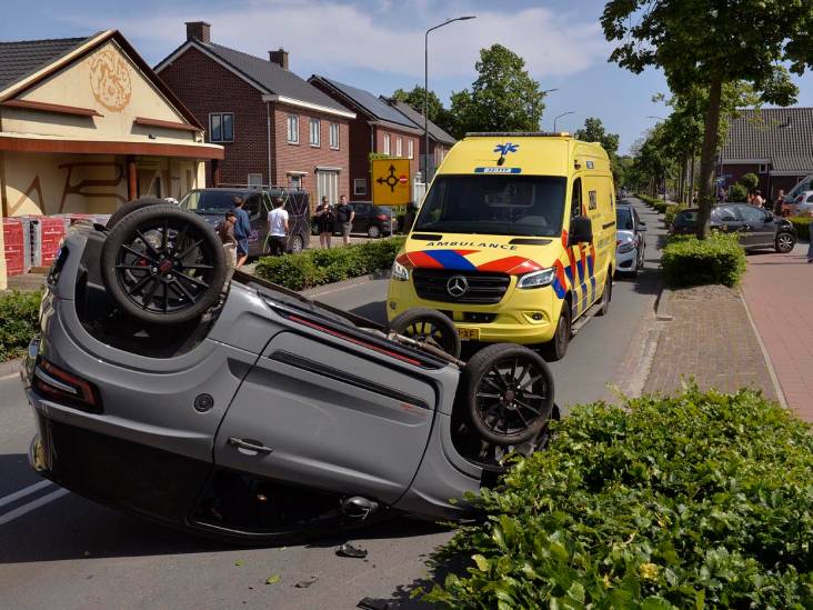 45km-auto belandt op z’n dak bij aanrijding op Europalaan in Bladel