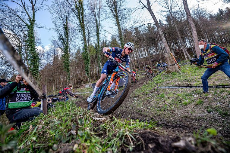 Mathieu van der Poel won vrijdag de shorttrackrace in Albstadt. Dat kon hij niet herhalen op zondag. Beeld Photo News