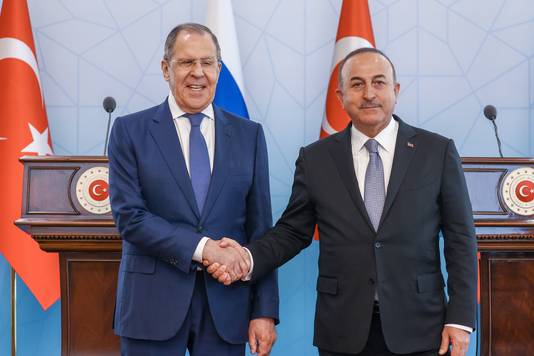 De Russische minister van Buitenlandse Zaken Sergej Lavrov met zijn Turkse ambtgenoot Mevlüt Cavusoglu in Ankara. 