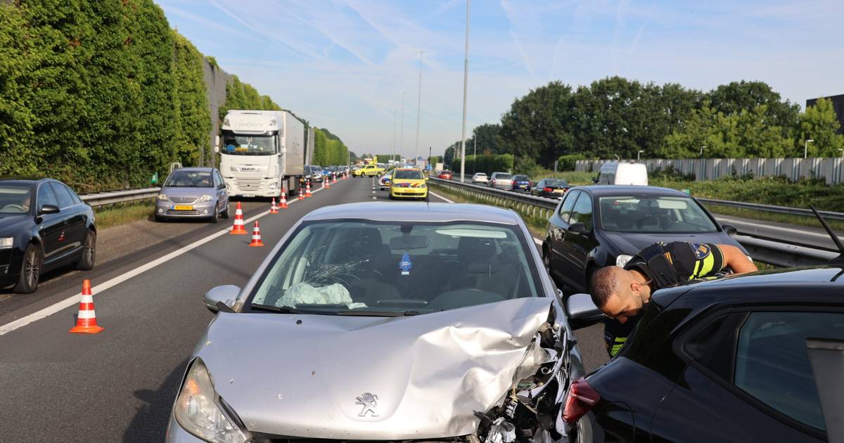Twee vrouwen raken gewond bij botsing met drie auto’s op A59 bij Vlijmen, weg is dicht.