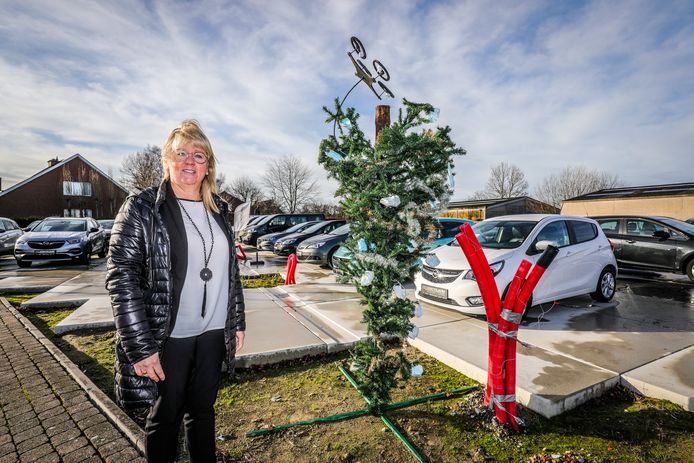 De omgekeerde kerstboom, versierd met mondmaskers en drone, kreeg door toedoen van burgemeester Annick Vermeulen een nieuw plaatsje bij een autohandelaar.