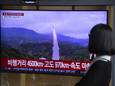 Een nieuwsbericht op tv in een station in Seoul over de lancering van de raket door Noord-Korea.