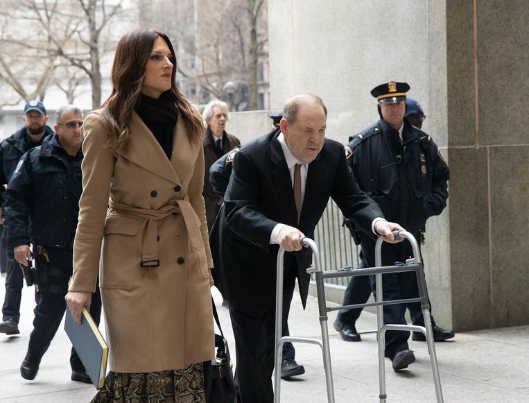 Harvey Weinstein en zijn advocate Donna Rotunno arriveren aan de rechtbank in New York. Beeld Photo News