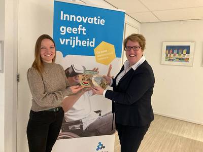 Welkome gift voor woonzorgpark Wekerom en Neder-Betuwe speld voor lerares Niesje uit Opheusden