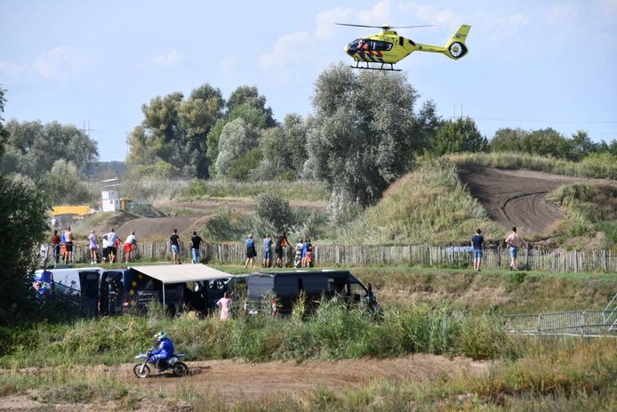 4 september 2022: Een traumahelikopter hangt boven het circuit in Rilland.
