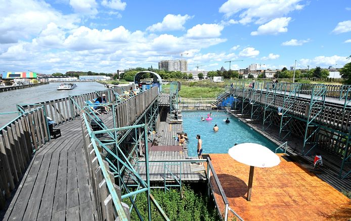 La piscine estivale de 17 mètres sur 7 est désormais ouverte tous les jours de midi jusqu'en soirée.