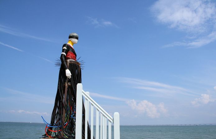 Het kunstwerk Plastic Siren Song – onderdeel van de zomerexpositie Dijken van Wijven – lijkt op deze foto letterlijk uit de Oosterschelde bij Colijnsplaat te zijn gestapt, alle plastic uit het water met zich mee nemend.