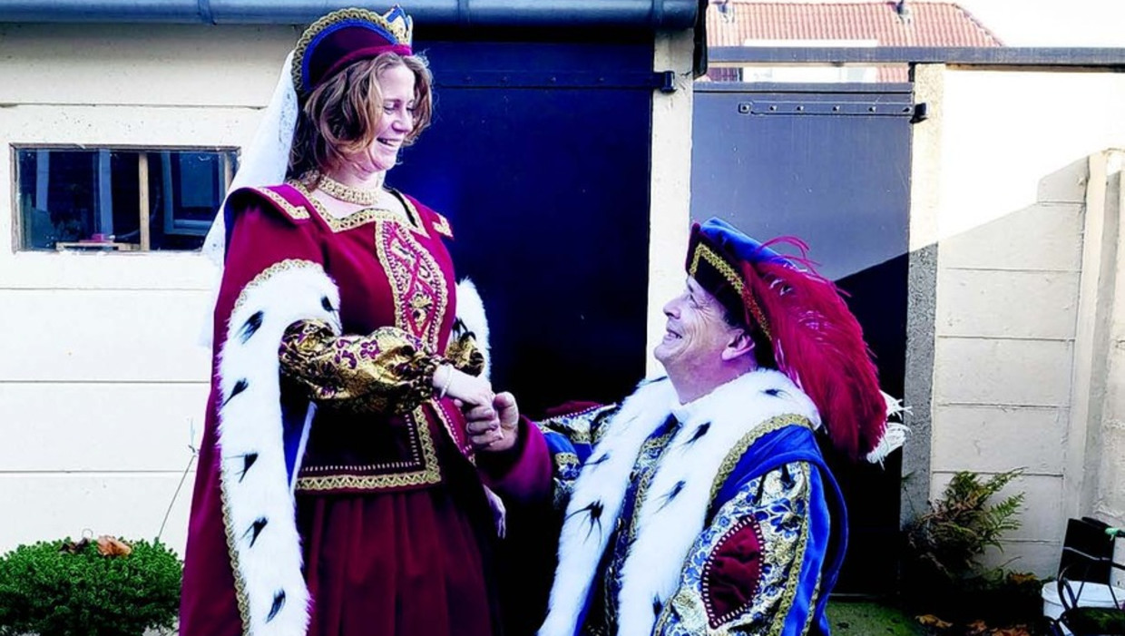 De dresscode voor de bruiloft van Nel en Michel is 'carnaval'. FOTO © JÖRGEN CARIS Beeld 