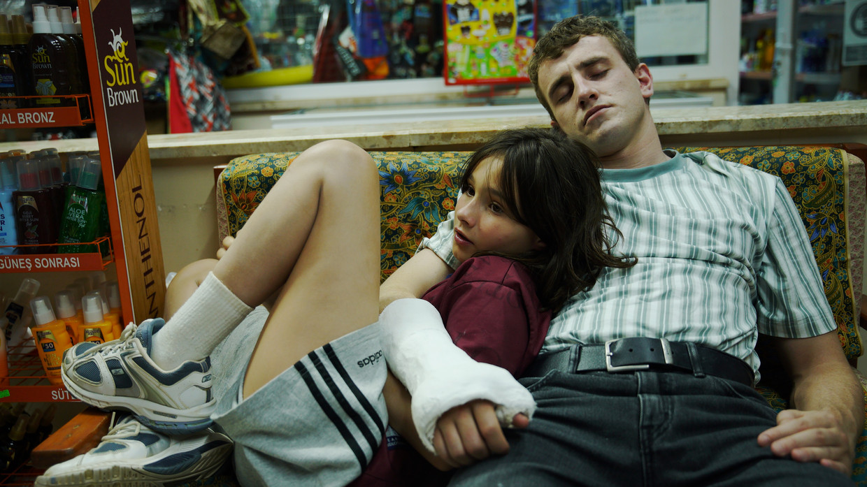 Frankie Corio en Paul Mescal in ‘Aftersun’. Beeld 