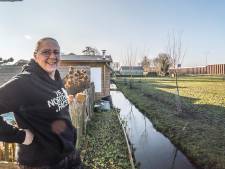 Bloeiend dorpje naast kolossale distributiecentra doet zijn uiterste best om niet opgeslokt te worden