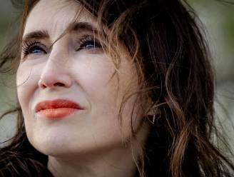 Carice van Houten openhartig over verlies vader tijdens zwangerschap: ‘Ik kon niks uitbrengen’