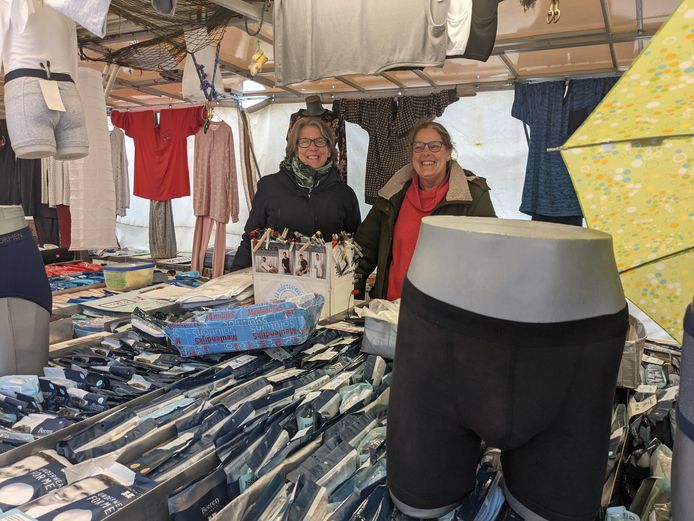 Leslie Allen (links) en Helma van Eyl uit Oosterhout staan weer met hun kraam Underwear Everywhere op de markt in Zevenbergen. ,,Dit is een van de positiefste markten die wij kennen."