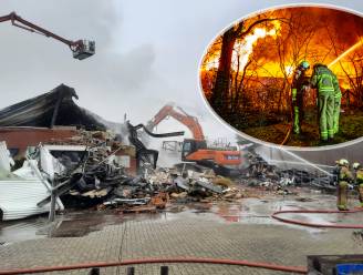 Vlammenzee verwoest papierfabriek in Hengelo: ‘Stond van voor tot achter in brand’