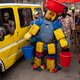 Bewegende kunstwerken van snoeren, slippers of jerrycans: Kinshasa’s artistieke ridders