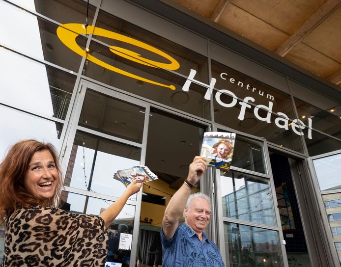 Hofdael-manager Hannie Derks en cultuurwethouder Rob van Otterdijk wapperen met het nieuwe programmaboekje.