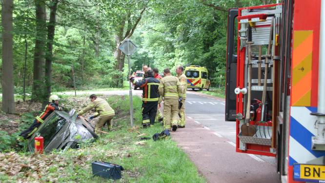 Auto belandt in sloot in Almen: brandweer moet bestuurder bevrijden