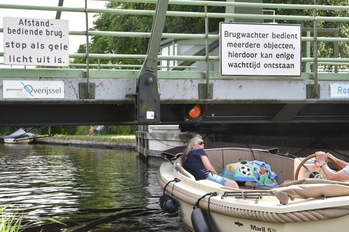 Sommige kleine boten konden nog net onder de brug doorvaren, die vanwege een storing niet meer open kon voor grotere boten.