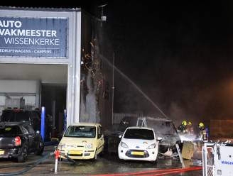 Camper, auto's en loods zwaar beschadigd door grote brand in Wissenkerke