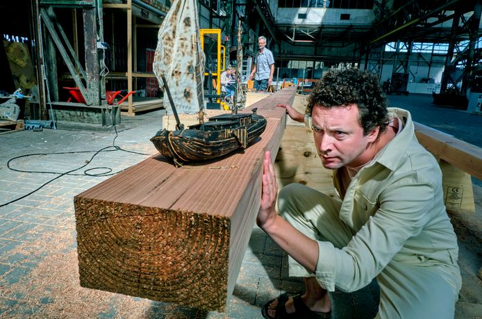 Kunstenaar Edward Clydesdale Thomson aan het begin van het kunstproject ‘rivier, boot, stad’, begin september vorig jaar.